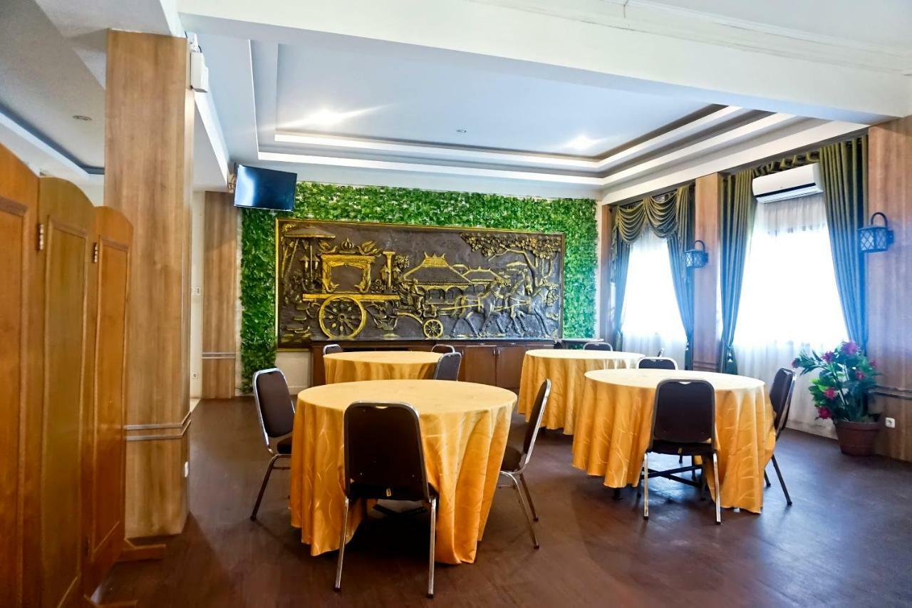 Oyo 627 Tirta Kencana Syariah Hotel Pekanbaru Exterior photo