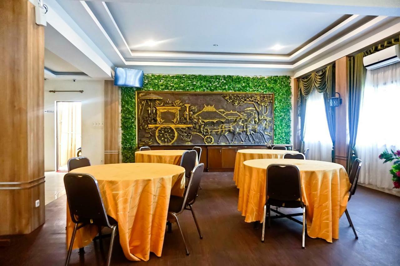Oyo 627 Tirta Kencana Syariah Hotel Pekanbaru Exterior photo